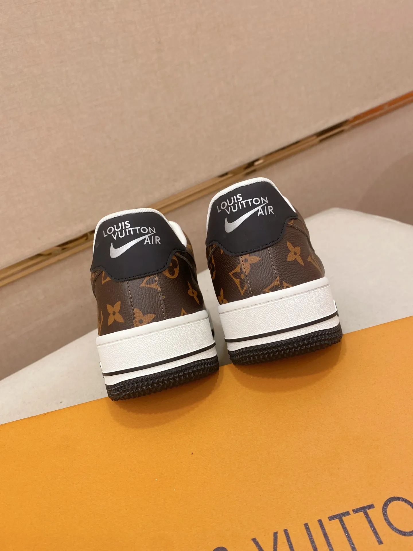 Men's shoes💰 440💰Louis Vuitton (Louis Vuitton/LV) top 🔍🔍 new models are on sale at the same time, the upper 🇮🇹 imported Italian first-layer cowhide, fully imported mesh breathable lining 💪💪, completely 1⃣️compared 1⃣️Reproduction🇮🇹💪💪, ⚠Sole: The original sole is specially provided by the original factory, the exclusive movable molded sole is super comfortable, ⚠Original factory follow-up goods, 🔍🔍high quality, you can enter and leave the counter at will, welcome to compare⚠. Code number: 38-44. Can be customized for 45 non-refundable!